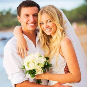 Read more about the article GETTING MARRIED ON A BEACH IN HAWAII? TRY THESE HAIR AND MAKEUP TIPS (PART 1)